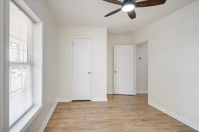 Building Photo - 953 Hopkins St