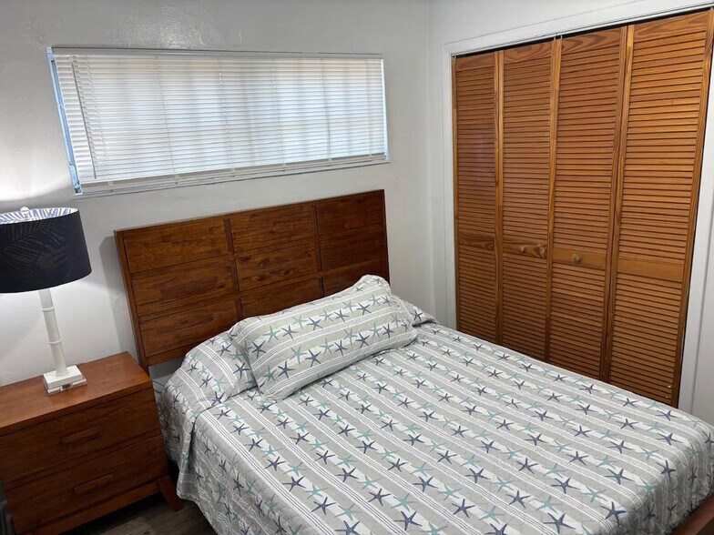 Building Photo - 441 NE 5th Ct