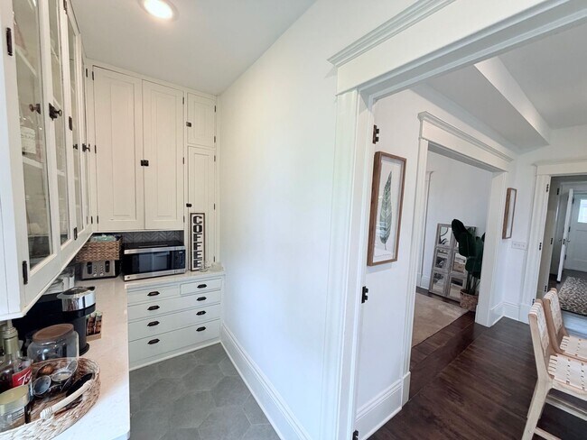 Building Photo - Gorgeous 3 Bedroom with Modern Upgrades!!