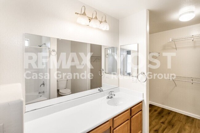 Building Photo - Sunshine, Space & a Backyard to Enjoy!