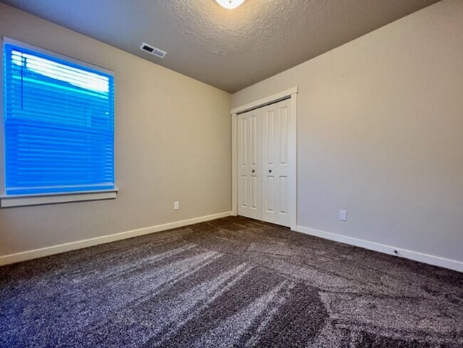 Building Photo - Beautiful Home in Meridian! Solar Power and Landscaping included.