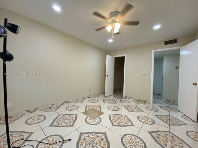 Building Photo - 2607 NW 39th Terrace