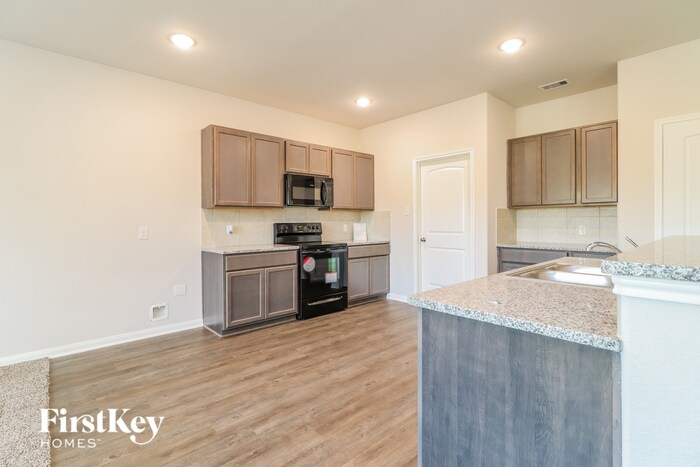 Building Photo - 14725 Country Club Dr