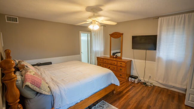 Building Photo - 2015 Coral Ridge Dr