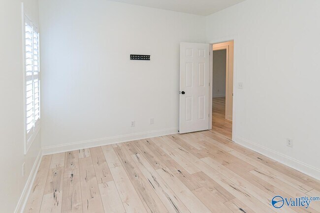 Building Photo - 2200 Little Cove Rd