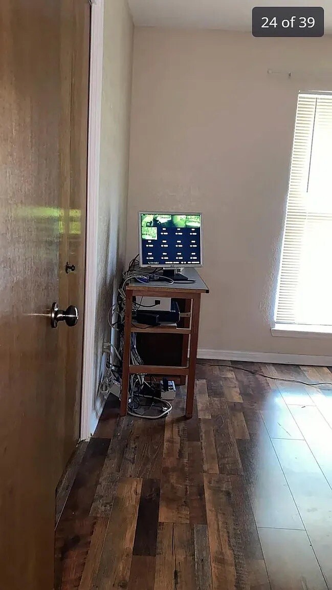 Building Photo - Room in House on Magic Hill Dr