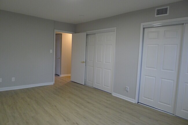 Building Photo - 6004 Westchester Park Dr