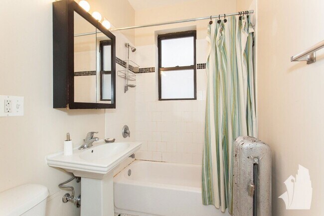 Building Photo - 432 W Surf St
