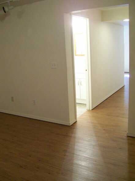 Building Photo - 2900 Ross Dr