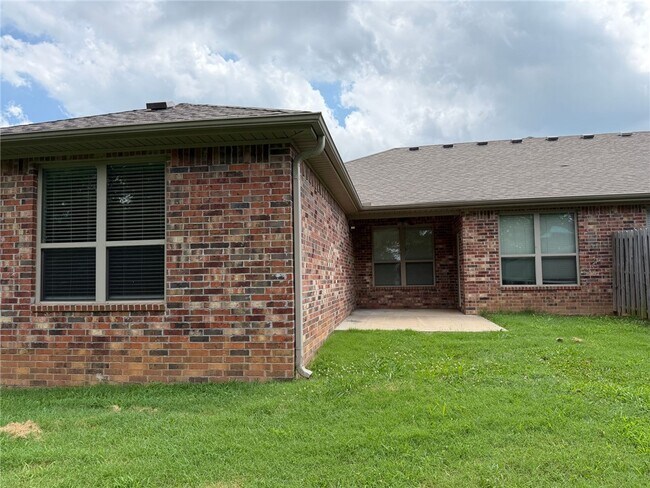Building Photo - 209 Alder St
