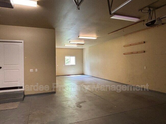 Building Photo - 573 E Halpin Dr