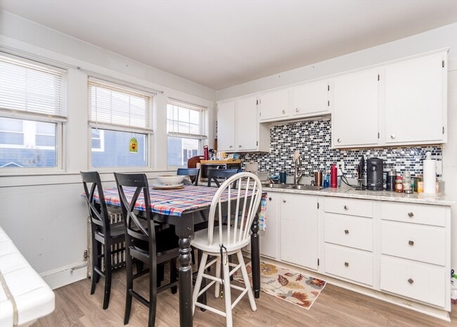 Building Photo - 1093 Main St