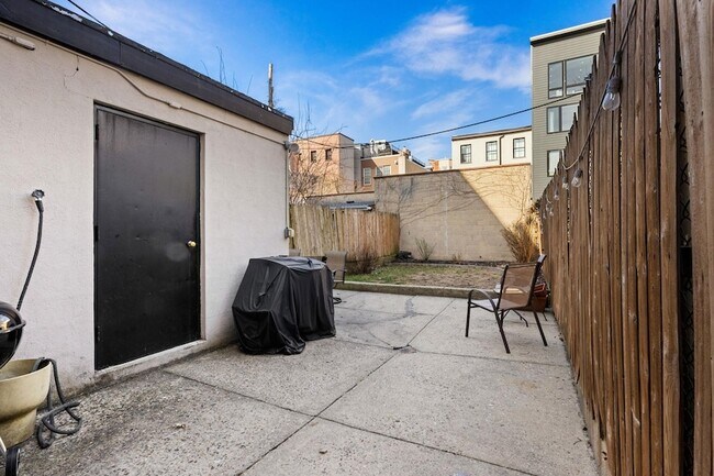 Building Photo - 322 Garden St