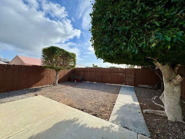 Building Photo - Charming 2-Bedroom Duplex in Bay Ho!