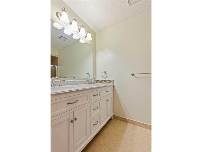 Building Photo - 5546 Village Dr