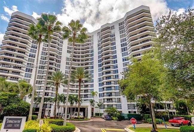 Building Photo - 3500 Mystic Pointe Dr