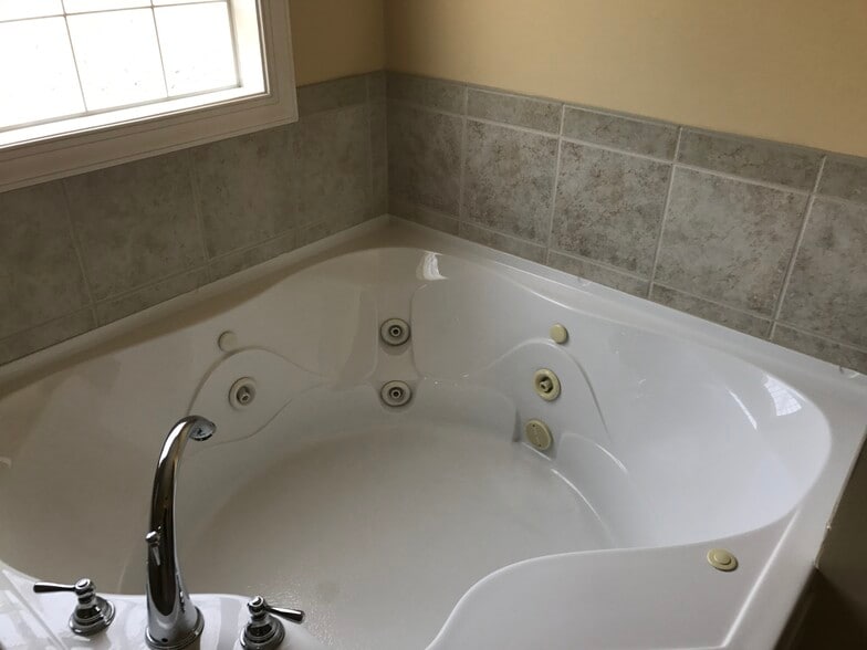 primary jetted tub - 1931 Dante Ln