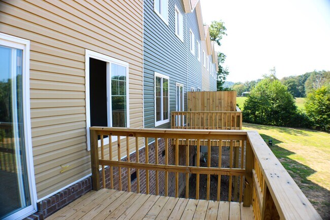Building Photo - 8 Honey Locust Ln