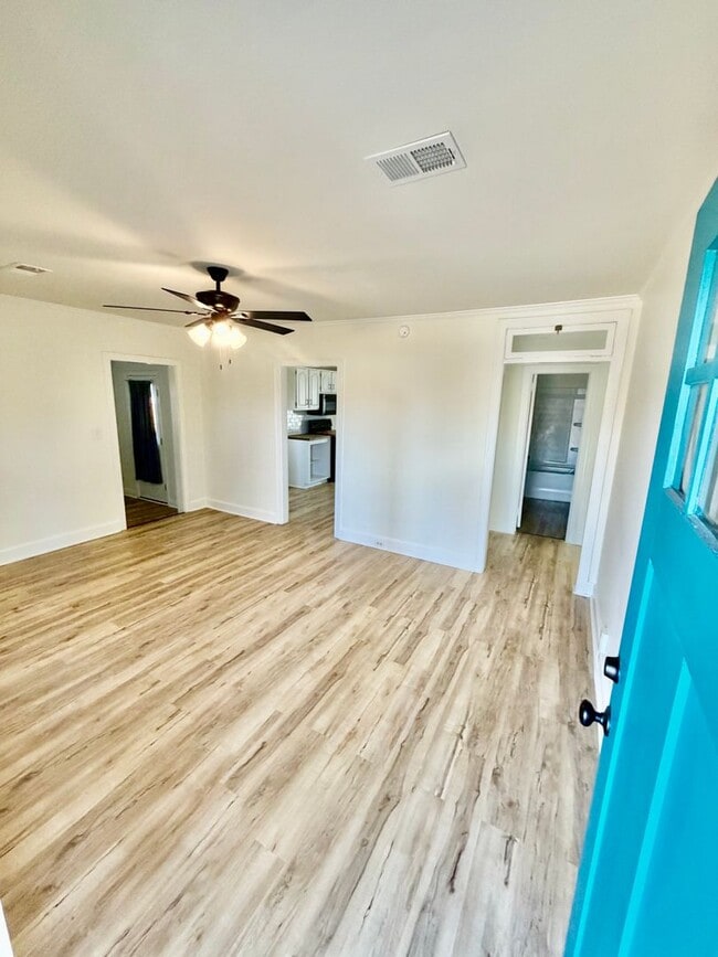 Building Photo - Bungalow in Desirable Rosewood area