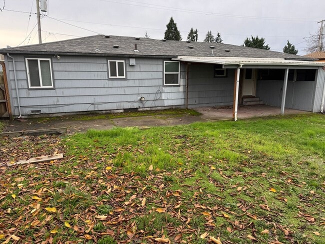 Building Photo - Updated 3 bedroom 1 bathroom house on a huge lot!