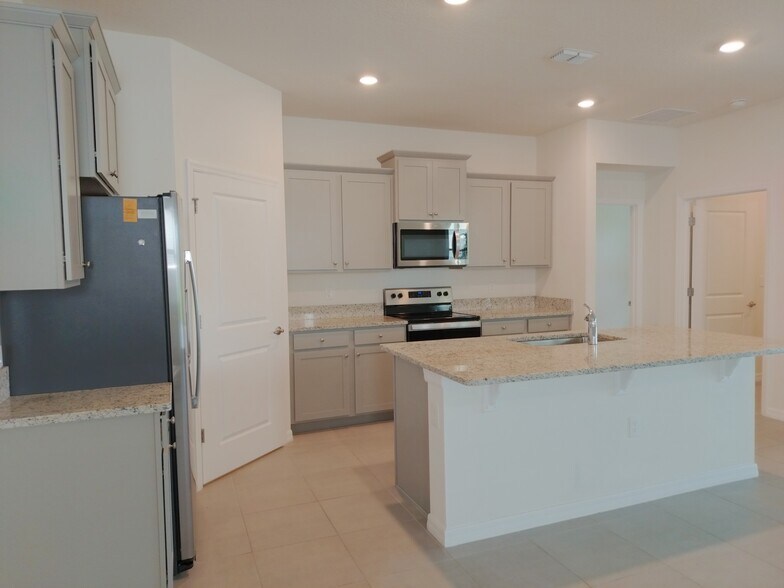Building Photo - 5240 Sunshine Dr