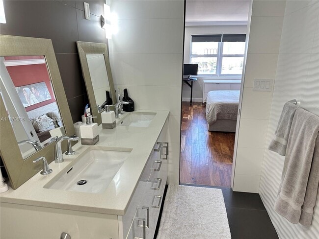 Building Photo - 401 Golden Isles Dr