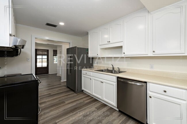 Building Photo - Perfect 3 Bd / 2 Ba Olde Towne Daphne Home!