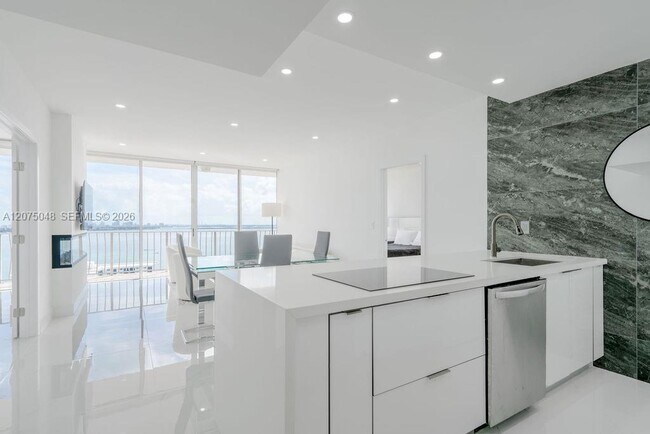 Building Photo - 7601 E Treasure Dr