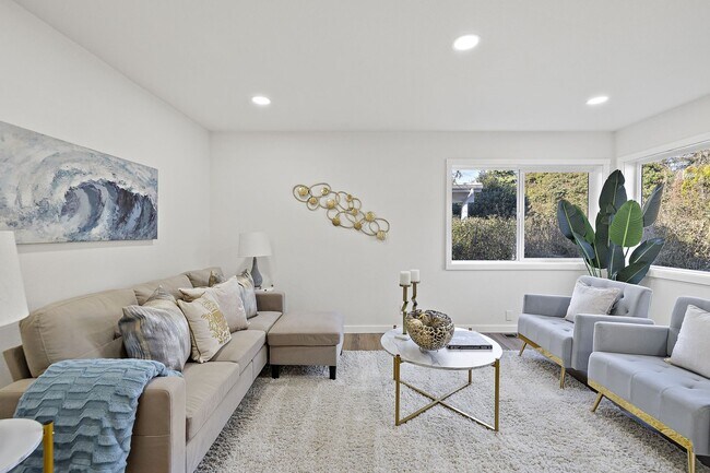 Building Photo - 2 Bedroom 1 Bathroom Charming Greenlake Home!
