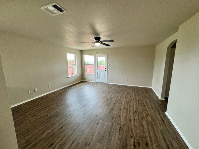 Building Photo - Beautifully 3 Bed, 2 Bath Renovated Home Near Austin – Spacious Layout & Community Perks