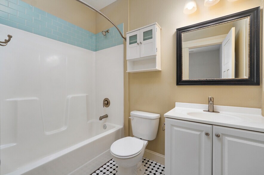 Building Photo - 1046 E Walnut St