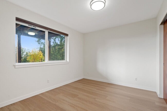 Building Photo - 535-537 NE Vena St