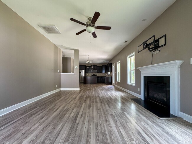 Building Photo - Gorgeous 4 Bed 2.5 Bath Home in West Gate