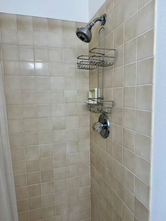 Building Photo - Large Two bedroom, Two Bath Furnished, all Inclusive mid term rental.