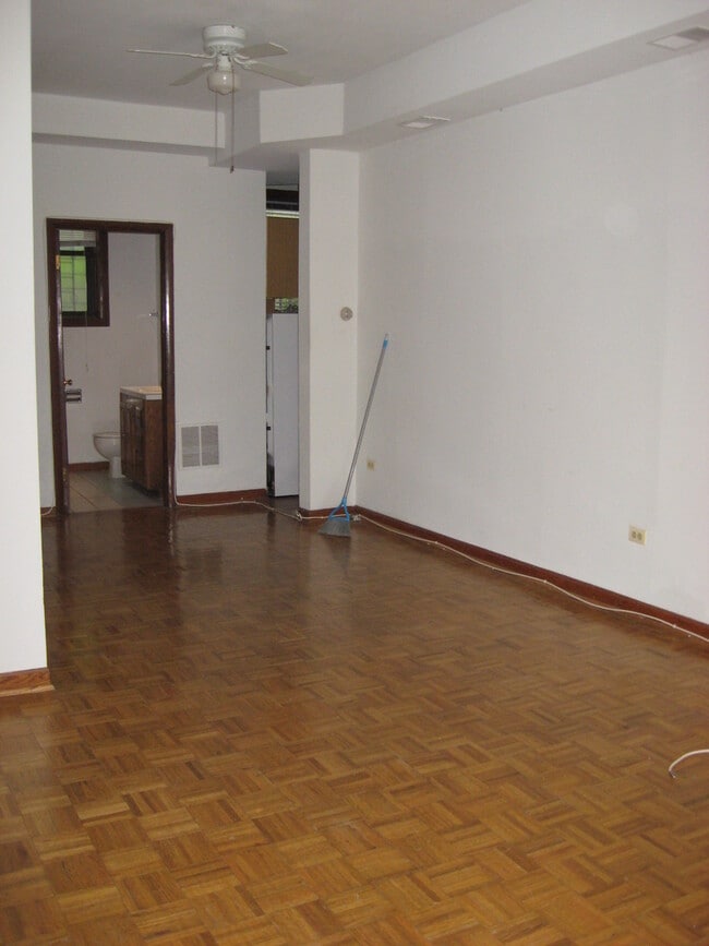 Building Photo - 4048 N Sheridan Rd