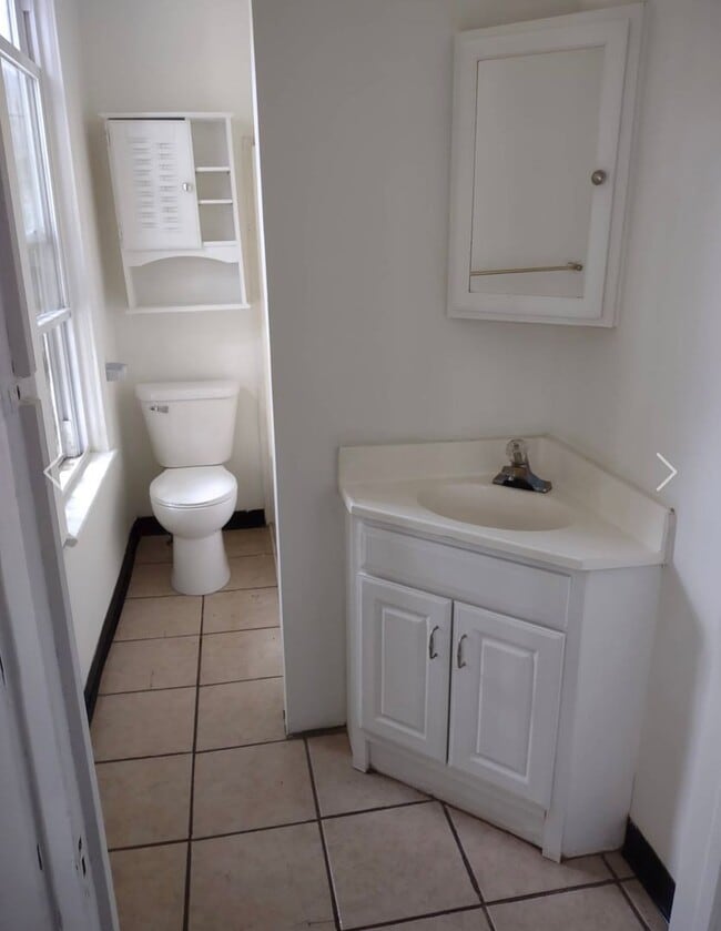 Building Photo - 1 Bdrm 1st Floor Unit