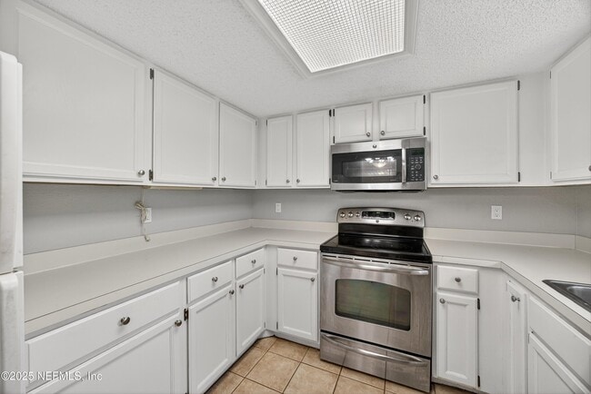 Building Photo - 3945 Oak St