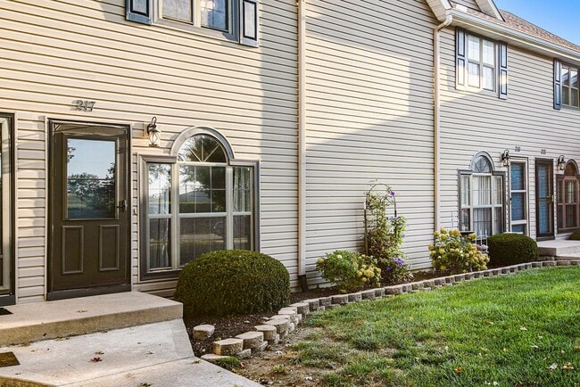 Building Photo - Beautiful Townhouse in Smithville!! 2BR/1.5BA  Move In Ready