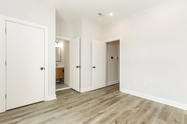 Building Photo - 163 W Cumberland St