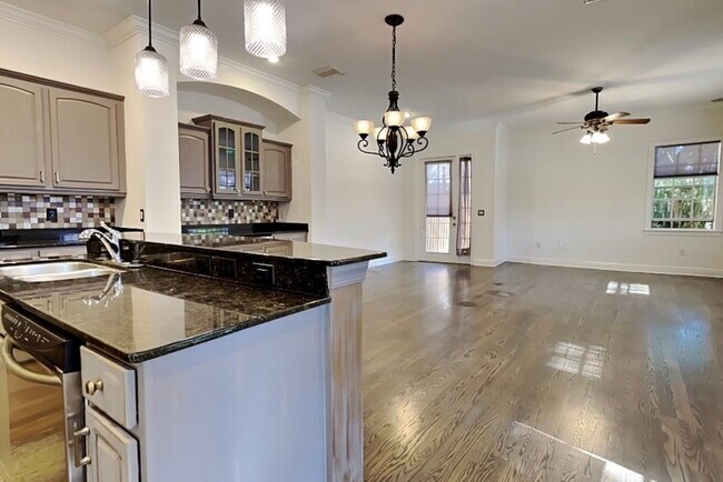 Building Photo - 422 S Habana Ave