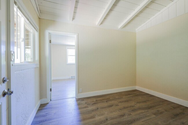 Building Photo - 071-02