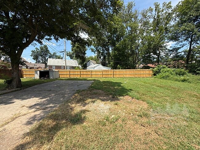 Building Photo - 2262 Jackson Ave