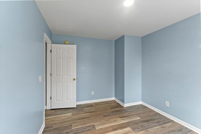 Building Photo - In Town Near The Bike Path