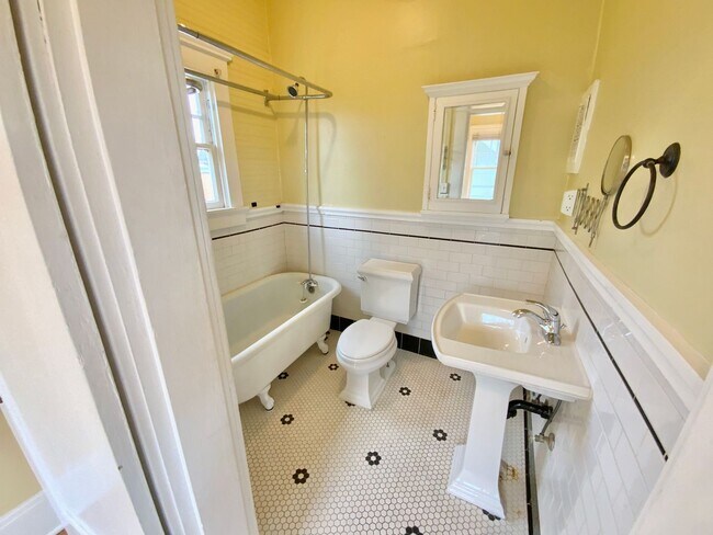 Building Photo - Unique Vintage 1 Bedroom 1 Bath Apartment ...