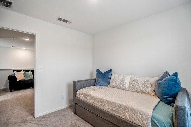 Building Photo - 10477 Pineland Dr