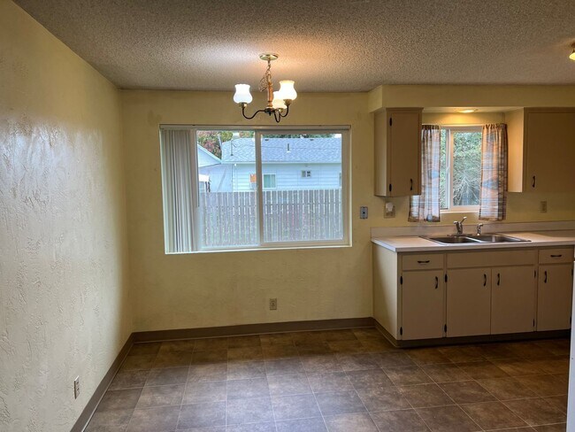Building Photo - Solid 2 bedroom 1 bath duplex with garage!