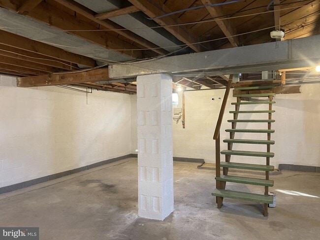 Building Photo - 5017 Mauretania Ave