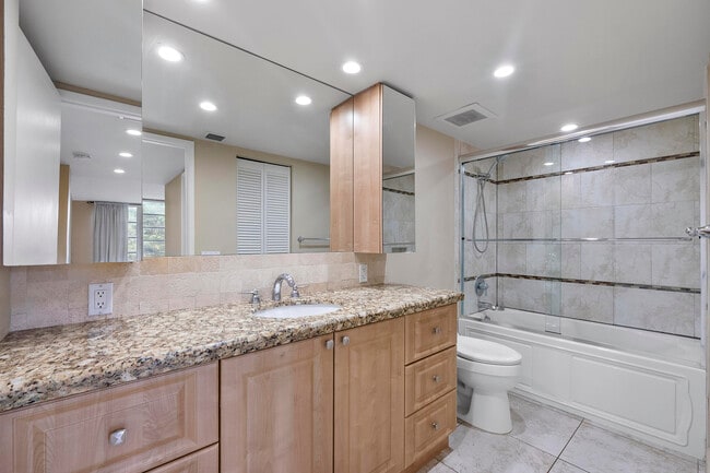 Building Photo - 3900 Oaks Clubhouse Dr