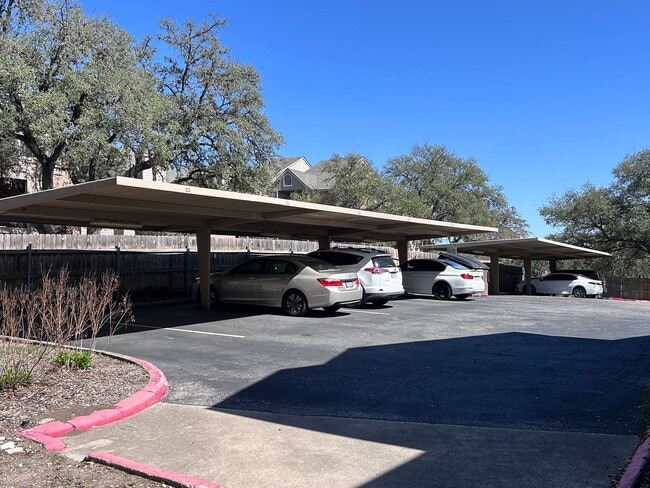 Building Photo - Charming 2BR Condo with Vaulted Ceilings, Fireplace & Pool Access