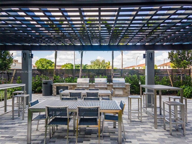 Building Photo - 401 Hialeah Dr